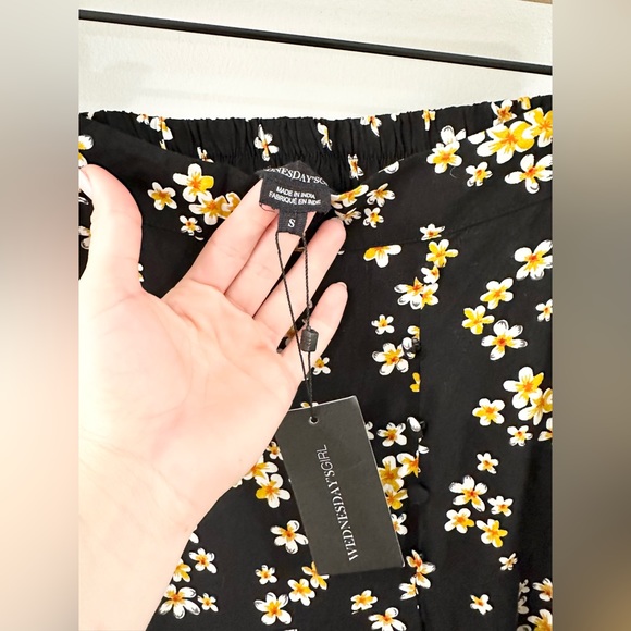 NWT Wednesday’s Girl Midi Skirt With Asymmetric Hem In Ditsy Floral Size Small - Picture 7 of 8